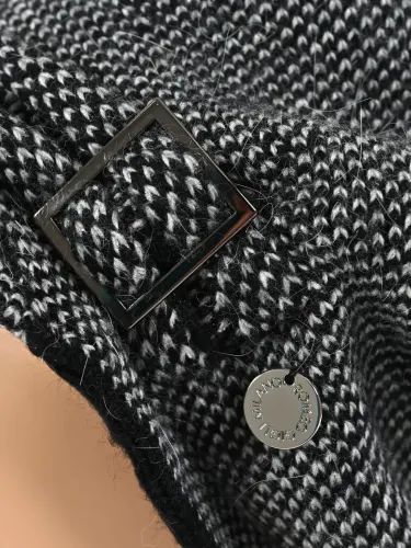 Cappello da donna Romeo Gigli Milano nero con fibbia argento sul lato. Stile elegante per look casual e urbano. 3