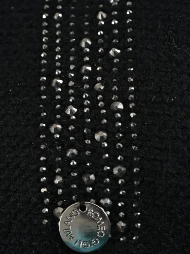 Cappello donna Romeo Gigli Milano nero, in tessuto con strass in tinta sulla parte laterale per un tocco elegante. 3