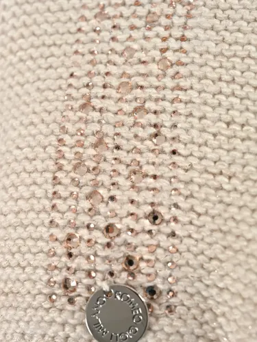 Cappello donna Romeo Gigli Milano beige, realizzato tessuto con strass in tinta. La fascia laterale è decorata da una fila di strass che aggiunge eleganza e dettaglio. Adatto per look casual o più raffinati. 3