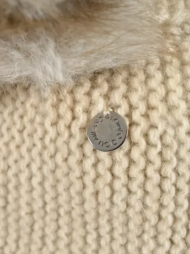 Cappello donna Romeo Gigli Milano beige, con cappuccio e collo integrato, ideale per il tempo libero invernale. 3