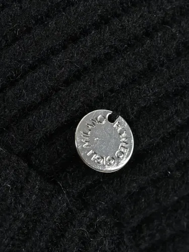 Cappello donna Romeo Gigli Milano nero con visiera e pompon sulla punta, realizzato in materiale misto acrilico e viscosa. 3