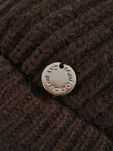 Cappello donna Romeo Gigli Milano marrone con visiera e pompon sulla punta, realizzato in materiale misto acrilico e viscosa. 3