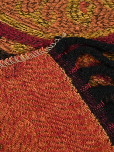 Sciarpa donna Romeo Gigli Milano in rosso con motivo floreale ricamato e frange nere, ideale per look casual e eleganti. 2