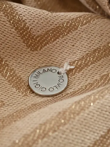 Sciarpa donna Romeo Gigli Milano beige con motivo geometrico in contrasto, realizzata in materiale leggero con piccolissime finiture dorate. 3