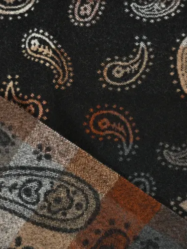 Sciarpa donna Romeo Gigli Milano nera con motivo paisley a contrasto, frange lunghe e morbide. 2