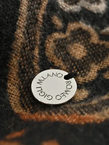Sciarpa donna Romeo Gigli Milano nera con motivo paisley a contrasto, frange lunghe e morbide. 3
