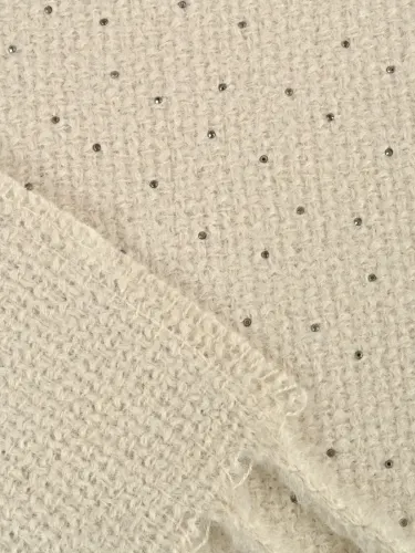 Sciarpa donna Romeo Gigli Milano in panna, con piccoli strass in tinta e frange lunghe, ideale per look casual e stile urbano. 2