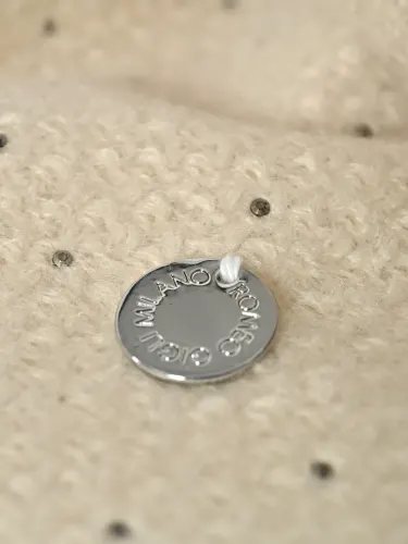 Sciarpa donna Romeo Gigli Milano in panna, con piccoli strass in tinta e frange lunghe, ideale per look casual e stile urbano. 3